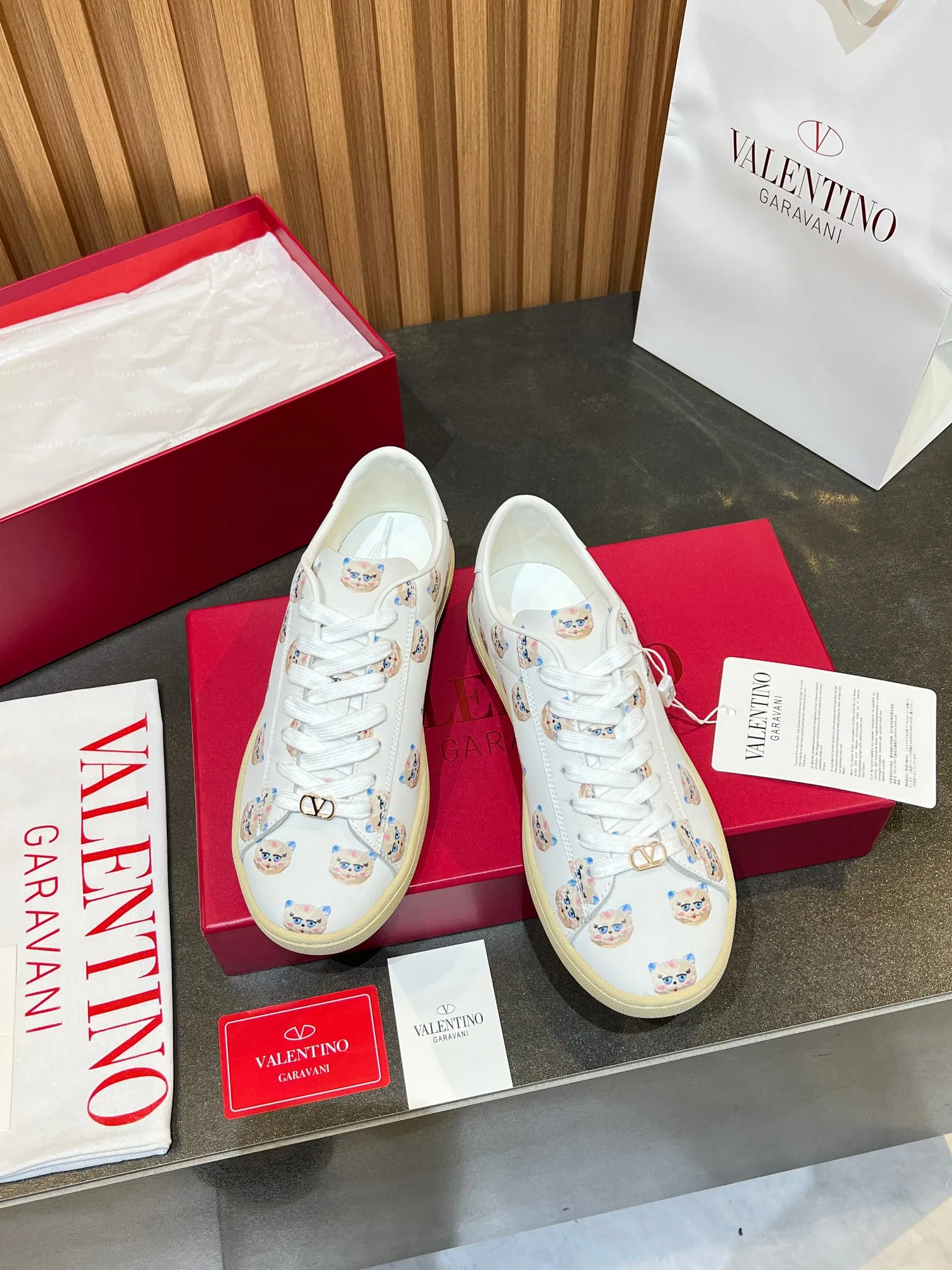 [Valentino] P: 640💰 Couple style, size: women 35-40▪️men 39-44 (45. Customized) Valentino VLTN casual shoes 2025 latest moral training shoes I can't put it down. Seiko details of cowhide sneakers, retro fashion, simple and advanced, casual matching. 1:1 restoration! Top luxury masterpiece, lace-up design, soft and comfortable imported calfskin brings excellent and elegant texture and excellent foot comfort. Top purchasing version upper: imported calfskin surface/original oil edge process + printing process. Inner lining: water-dyed cowhide lining. Outsole: original development 𝐓𝐏𝐔 two-color combination outsole. Packaging: full package with original configuration.